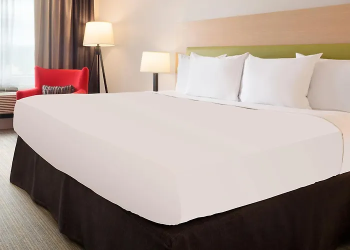 Hotel Country & By Radisson, Sycamore, Il